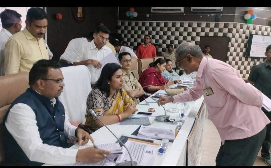 महाराष्ट्रातील पहिल्या पालकमंत्री जनता दरबारला उत्स्फूर्त प्रतिसाद…